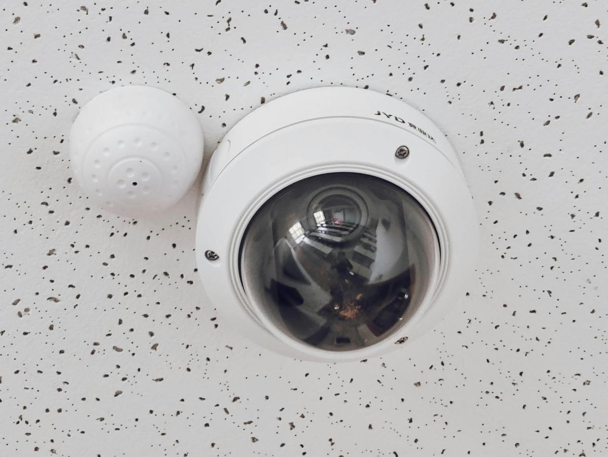 Cámara domo de videovigilancia instalada en techo