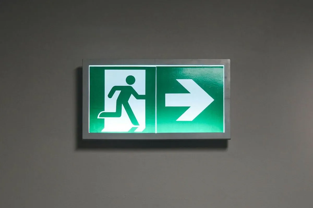 Señal luminosa de salida de emergencia en un local comercial