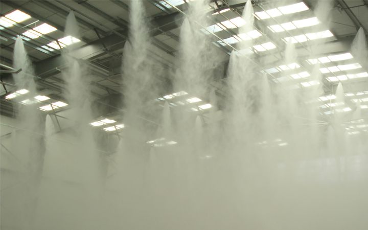 Descarga de prueba de sistema de supresión por agua nebulizada en nave industrial